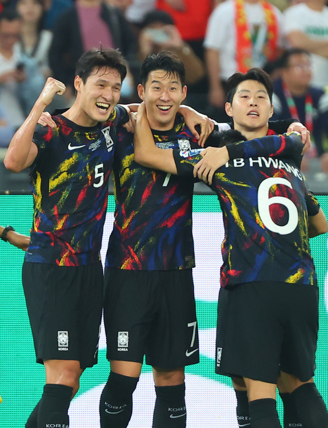 축구 대표팀 에이스 손흥민(왼쪽 두 번째)이 21일 중국전에서 두 번째 골을 넣은 뒤 어시스트한 이강인(오른쪽)과 함께 기뻐하고 있다. 연합뉴스