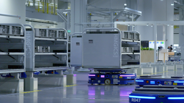HMGICS에 도입된 물류 로봇 AMR이 자동차 생산에 필요한 부품을 옮기기 위해 이동하는 모습. 사진 제공=현대차그룹