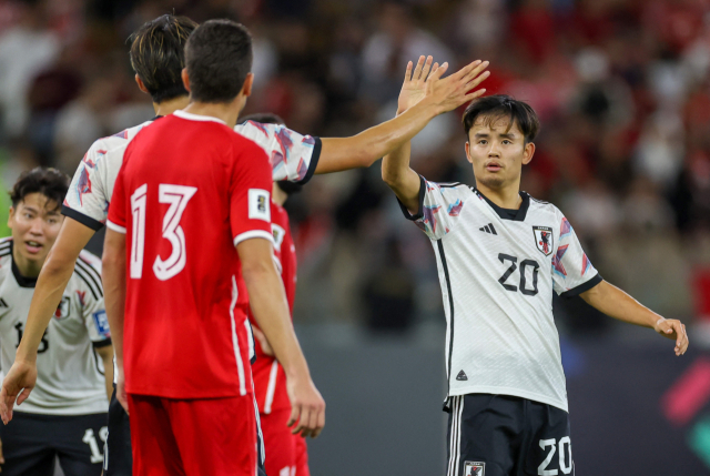 일본 축구대표팀 공격수 구보 타케후사(오른쪽)가 21일 시리아를 상대로 골을 넣은 뒤 세리머니를 하고 있다. AFP연합뉴스