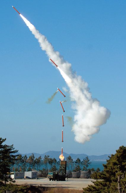 중거리 지대공 요격미사일 ‘천궁-2’가 발사하는 모습. 사진 제공=방위사업청