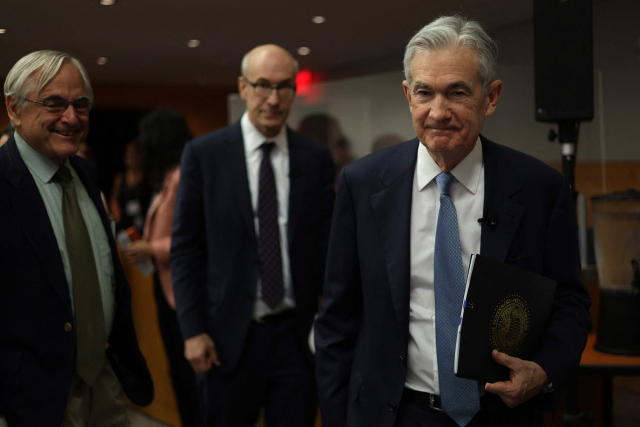 FOMC 회의록 “물가 목표 달성 때까지 제약적 금리 유지”