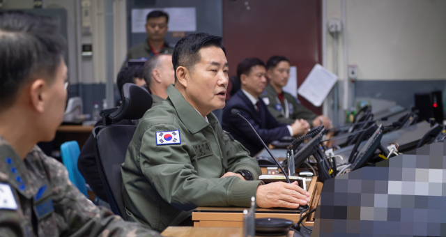 신원식 국방부 장관이 21일 경기도 평택 공군작전사령부를 방문, 한국항공우주작전본부(KAOC) 전투지휘소에서 작전 현황을 보고받고 있다. 연합뉴스