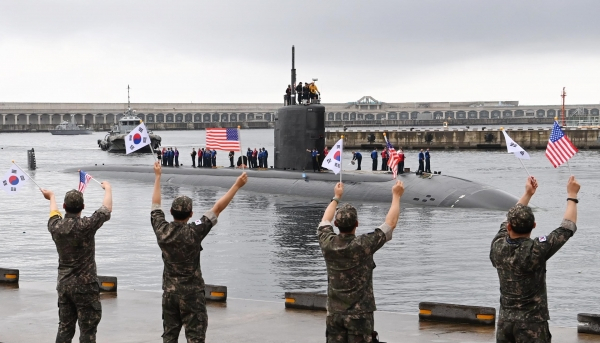 지난 7월 24일 제주해군기지에 미국 핵추진 공격잠수함 아나폴리스함이 입항하자 해군 장병들이 환영하고 있다. 사진 제공=해군