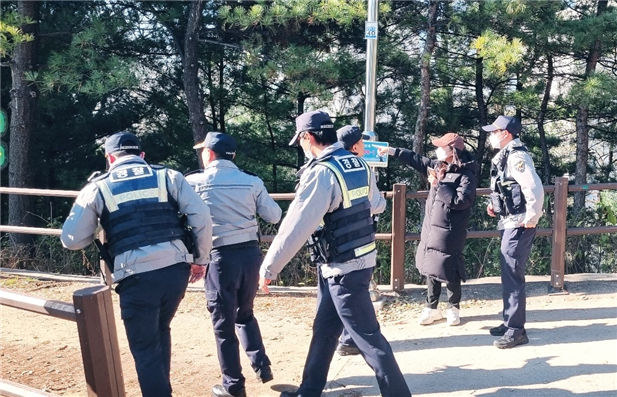 지난 21일 성동구 달맞이 공원에서 진행된 범죄 예방 합동 모의 훈련. 서울 성동구 제공