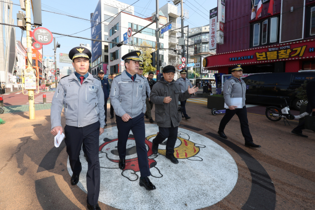 윤희근 경찰청장이 22일 서울 마포구 홍대거리를 방문해 인파관리시스템 CCTV 현장 점검을 하고 있다. 연합뉴