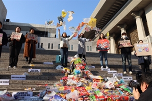 포장 벗겨도 또 포장…쓰레기 못 줄이는 재포장 금지법