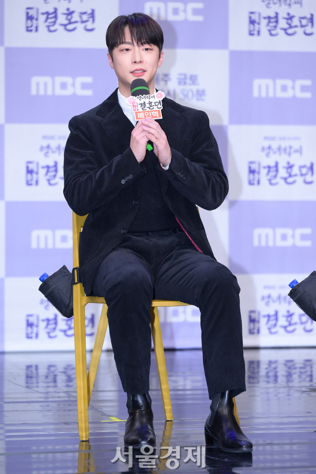 배우 배인혁이 22일 오후 서울 마포구 MBC신사옥 골든마우스홀에서 진행된 MBC 새 금토드라마 ‘열녀박씨 계약결혼뎐’(극본 고남정/연출 박상훈) 제작발표회에서 소감을 말하고 있다. 김규빈 기자