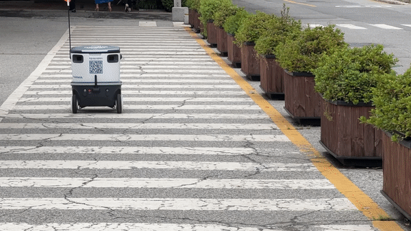 서울 광진구 건국대에서 뉴빌리티의 자율주행 로봇 '뉴비'가 전방에 사람이 나타나자 속도를 줄이고 있다. 사진=황동건 기자