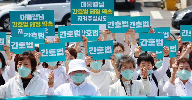 윤석열 대통령이 간호법 제정안에 대한 재의요구권(거부권)을 행사하기에 앞서 서울 용산 대통령 집무실 앞에서 대한간호협회 회원들이 간호법 공포를 촉구하는 기자회견을 하고 있다. 연합뉴스