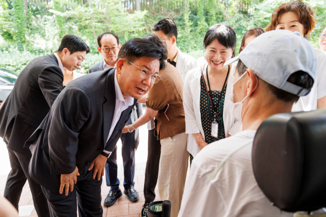 지난 7월 마포구장애인종합복지관에서 개최한 휠피 바자회에 참석해 주민과 인사를 나누는 박강수 구청장. 사진=마포구청