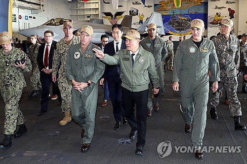 (서울=연합뉴스) 신원식 국방부 장관이 22일 부산 남구 해군작전사령부 부산작전기지에 입항한 미국 제1항모강습단의 칼빈슨함을 방문해 제1항모강습단장 카를로스 사르디엘로 준장의 안내를 받으며 항공모함의 격납고를 둘러보고 있다. 2023.11.22 [국방부 제공. 재판매 및 DB 금지] photo@yna.co.kr