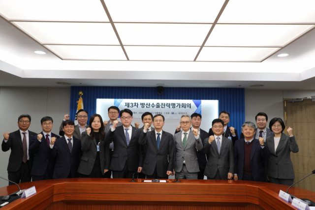 인성환(앞줄 왼쪽 여섯째) 국가안보실 2차장과 정부 및 방산기업 관계자가 22일 대통령실에서 진행한 ‘제3차 방산수출전략평가회의’ 이후 파이팅을 외치며 기념 촬영을 하고 있다./연합뉴스