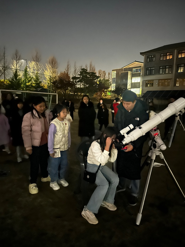 “학교 운동장에서 토성의 고리가 보여요”