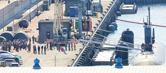 미 해군의 로스앤젤레스(LA)급 핵추진잠수함 산타페함(SSN-763)이 22일 오전 서귀포시 강정동 제주해군기지에 입항해 해군 7기동전단 장병들이 환영행사를 열고 있다. 연합뉴스