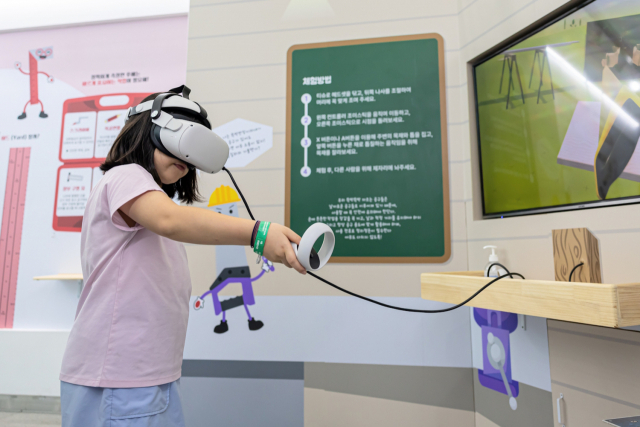 국립부산과학관을 방문한 한 관람객이 VR을 활용한 실감형 과학콘텐츠를 즐기고 있다. 사진제공=국립부산과학관