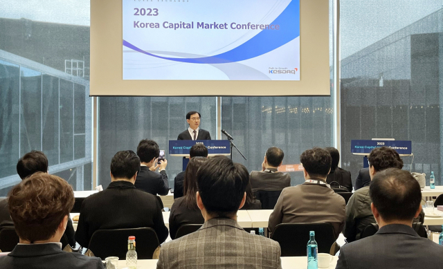 민홍기 한국거래소 코스닥 시장위원장이 11월 15일(혀지 시간) 독일 뒤셀도르프에서 개최한 ‘2023 한국 자본시장 콘퍼런스’에서 인사말을 하고 있다. 사진 제공=한국거래소
