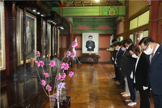 용산구 관계자들이 지난해 8월 제77주년 광복절을 맞아 효창공원 의열사 참배하고 있다. 사진제공=용산구