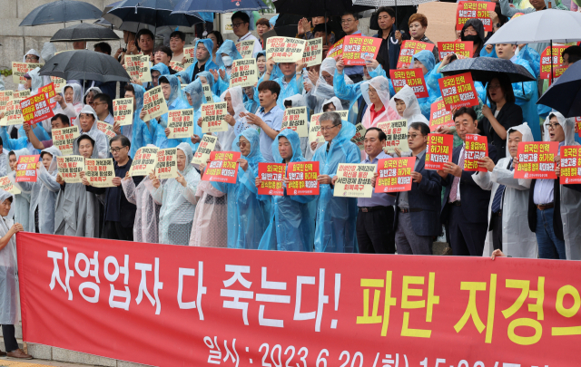 한국외식업중앙회 자영업자들이 6월 20일 국회 앞에서 생계 회복 촉구 기자회견을 하고 있다. 연합뉴스