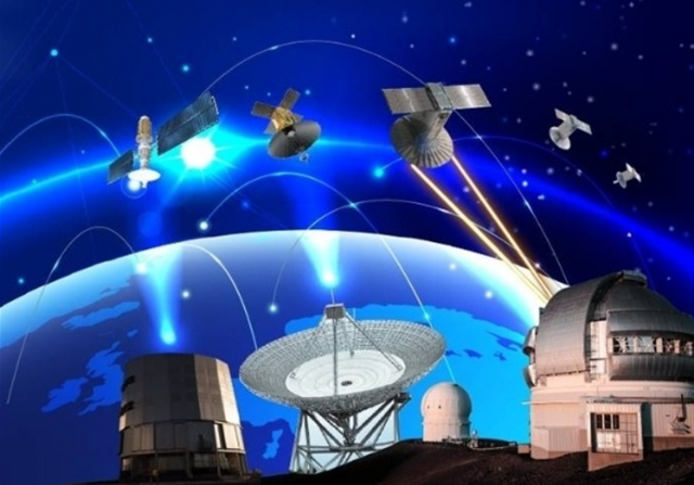 군정찰위성 등 각종 위성군과 지상의 우주감시 체계를 복합적으로 표현한 이미지. 사진 제공=공군