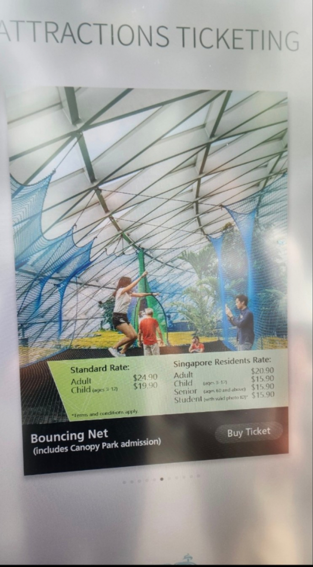 싱가포르 창이공항의 어트랙션 가격표. 창이=박형윤 기자