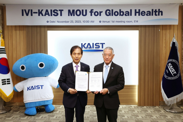 KAIST 이광형(왼쪽) 총장과 제롬 김(오른쪽) IVI 사무총장이 글로벌 백신 연구 협력을 위한 MOU를 체결하고 있다. 사진제공=KAIST