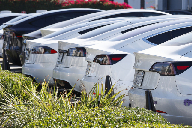 미국 캘리포니아 버뱅크에 있는 테슬라 매장에 차량들이 세워져 있다. EPA연합뉴스