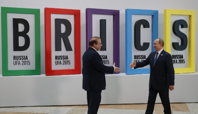 2015년 브릭스·상하이협력기구(SCO) 정상회의서 나와즈 샤리프 당시 파키스탄 총리(왼쪽)와 악수하는 푸틴 러시아 대통령. 연합뉴스