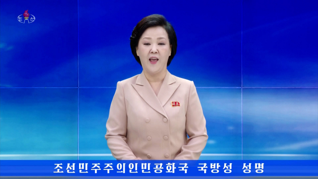 북한은 23일 9·19 남북군사합의에 구속되지 않겠다며 이 합의에 따라 지상, 해상, 공중에서 중지했던 모든 군사적 조치들을 즉시 회복한다고 밝힌 ‘국방성 성명’을 조선중앙TV 아나운서가 발표하고 있다. 조선중앙TV·연합뉴스
