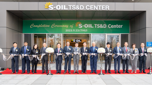안와르 알히즈아지(왼쪽 여섯 번째) 에쓰오일 CEO가 23일 서울 마곡산업단지에 문을 연 TS&D센터 준공식에서 참석자들과 테이프 커팅식을 하고 있다. 사진 제공=에쓰오일