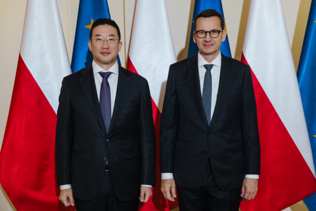 구광모(왼쪽) LG그룹 회장이 지난해 10월 폴란드 바르샤바에서 마테우시 모라비에츠키 폴란드 총리와 만나 부산엑스포 지지를 요청한 뒤 기념 촬영을 하고 있다. 사진 제공=LG