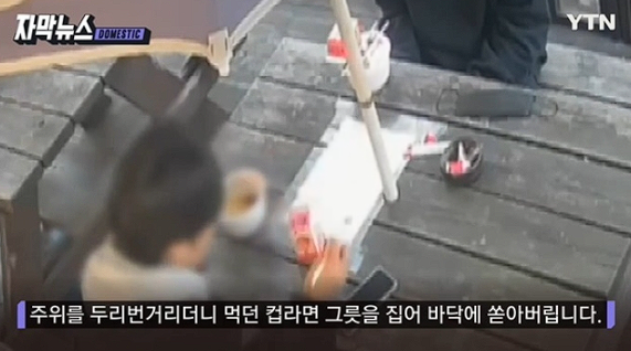 편의점에서 대담한 수법으로 전자담배를 훔친 중학생 2명의 모습. YTN 보도화면 캡처