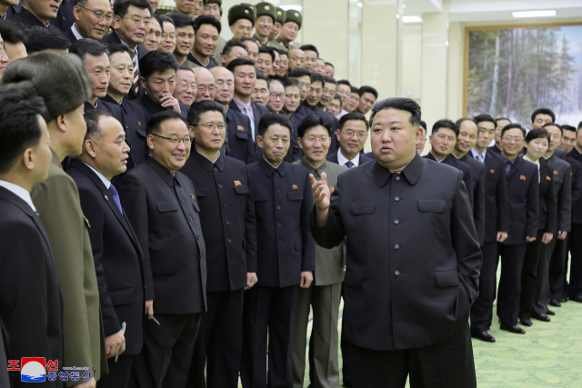 김정은 북한 국무위원장이 지난 23일 정찰위성 발사 사업을 이끈 비상설 위성발사 준비위원회 관계자들에게 손짓을 하며 발언하고 있다. 연합뉴스