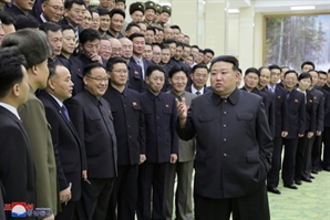김정은, 정찰위성 발사 극찬…"전쟁억지력 획기적으로 높여"