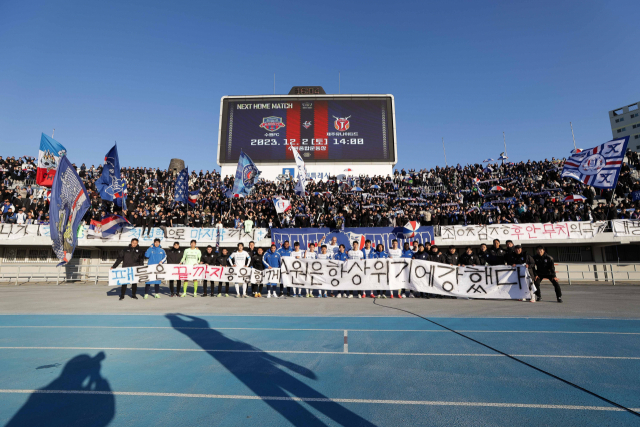 12일 프로축구 K리그1 36라운드 수원FC 원정 경기에서 3대2로 승리한 수원 삼성 선수들이 팬들과 기념 촬영을 하고 있다. 사진 제공=한국프로축구연맹