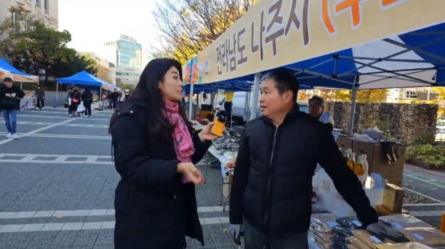 지난 10일 열린 서초직거래큰장터의 라이브커머스 시범운영 전경. 서초구 제공