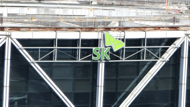 서울 종로타워에 SK의 그린색 로고가 걸려 있다. 사진제공=SK