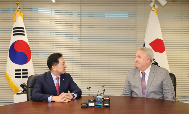 국민의힘의 김기현(왼쪽) 대표와 인요한 혁신위원장이 17일 오전 서울 여의도 당사에서 면담하고 있다. 연합뉴스