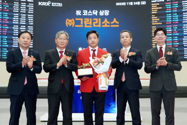 24일 한국거래소에서 열린 상장식에서 이종수(왼쪽 세 번째) 그린리소스 대표가 기념 촬영을 하고 있다. 사진 제공=한국거래소