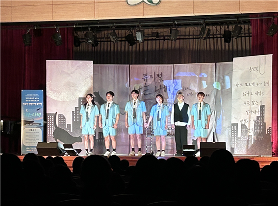 서울 용산구 보성여자중고등학교에서 청소년 생명존중 뮤지컬 ‘나는 나비’를 선보이는 모습. 사진=서울 용산구 제공
