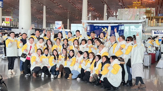 베이징캉성라이유한공사 직원들이 24일 중국 베이징 서우두국제공항에서 한국행 포상 여행에 앞서 기념 촬영을 하고 있다. 사진=김광수 특파원