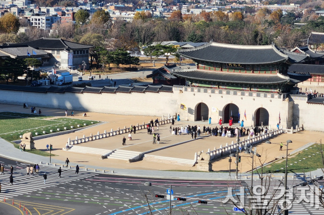 최근 복원 완료한 경복궁의 정문 광화문 월대의 모습. 최수문 기자