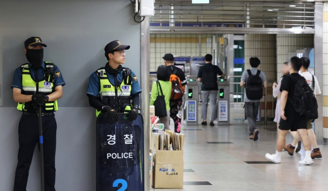 지난 8월 4일 경기도 성남시 서현역에 경찰이 배치돼 있다. 성남=연합뉴스