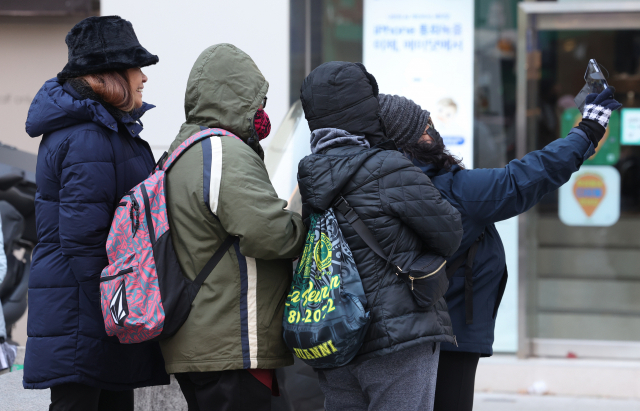 24일 서울 중구 명동 인근에서 외국인 관광객들이 기념 촬영을 하고 있다. 연합뉴스