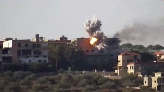 이스라엘군이 레바논 무장 정파 헤즈볼라의 목표물을 공격했다며 24일(현지 시각) 공개한 영상. 로이터연합뉴스