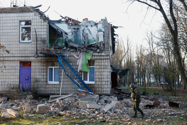 25일(현지시간) 우크라이나 수도 키이우의 한 유치원이 러시아 드론 공격을 받아 파괴돼 있다. 로이터연합뉴스