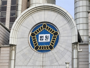 '감옥 가려고' 에스컬레이터에서 할머니 민 노숙인…징역 1년형