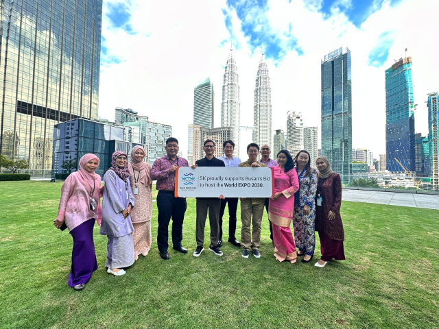 SK어스온 말레이시아 쿠알라룸푸르 지사 구성원들이 현지에서 2030 부산엑스포 유치를 응원하고 있다. 사진 제공=SK이노베이션