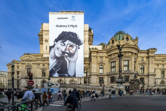 삼성전자가 프랑스 파리의 명소 ‘오페라 가르니에’의 대형 옥외광고판에 ‘갤럭시 Z플립5’ 이미지와 함께 부산엑스포 로고를 함께 선보였다. 사진 제공=삼성전자