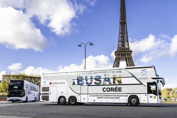 LG전자는 부산엑스포 유치를 위해 ‘LG 래핑버스’를 프랑스 파리 시내버스 노선에서 운행하고 있다. 사진 제공=LG전자