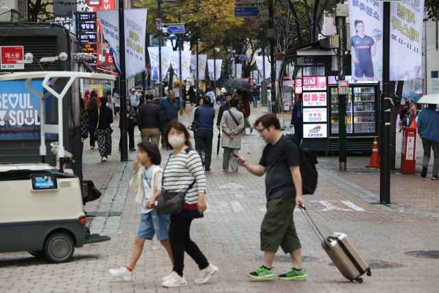 중국인의 한국 단체관광이 지난 8월 재개된 이후 중국인 관광객 회복이 더디게 이뤄지고 있는 것으로 나타났다. 서울 명동거리. 연합뉴스